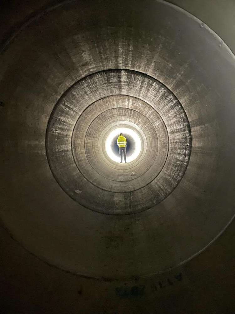 En person i en tunnel med ljus längst bort.